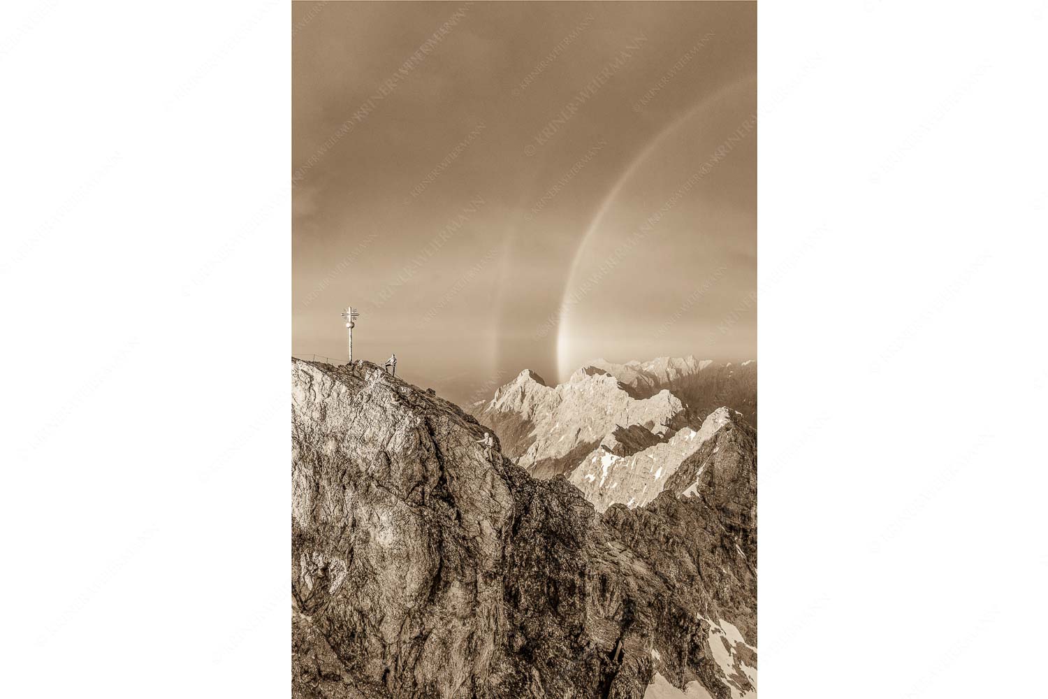 Magie – Seitenverhältnis 2:3 — Klettern an der Zugspitze Kletterer am Zugspitzgipfel. Blick über Gipfel und Jubiläumsgrat zur Alpspitze im Wettersteingebirge