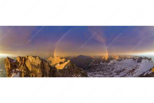 Kletterer am Zugspitzgipfel. Blick über Gipfel und Jubiläumsgrat zur Alpspitze im Wettersteingebirge - Magie - Seitenverhältnis 3:1 - Klettern an der Zugspitze - weitere Infos unter https://www.kriner-weiermann.de