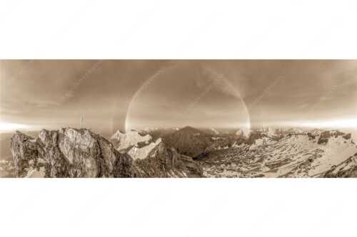 Kletterer am Zugspitzgipfel. Blick über Gipfel und Jubiläumsgrat zur Alpspitze im Wettersteingebirge - Magie - Seitenverhältnis 3:1 - Klettern an der Zugspitze - weitere Infos unter https://www.kriner-weiermann.de