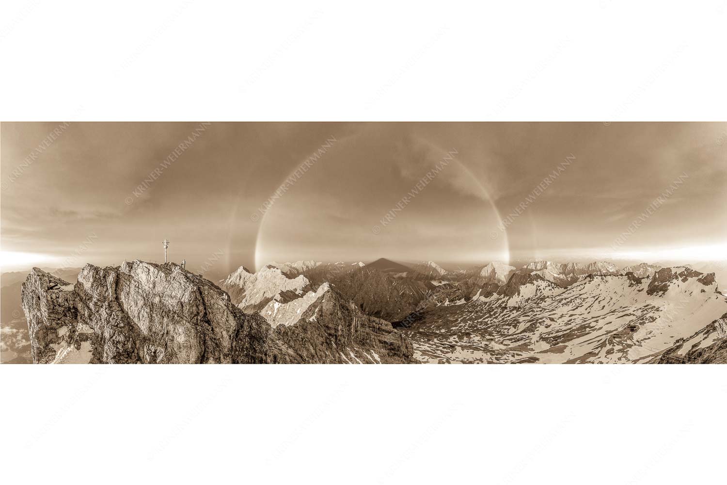 Magie – Seitenverhältnis 3:1 — Klettern an der Zugspitze Kletterer am Zugspitzgipfel. Blick über Gipfel und Jubiläumsgrat zur Alpspitze im Wettersteingebirge