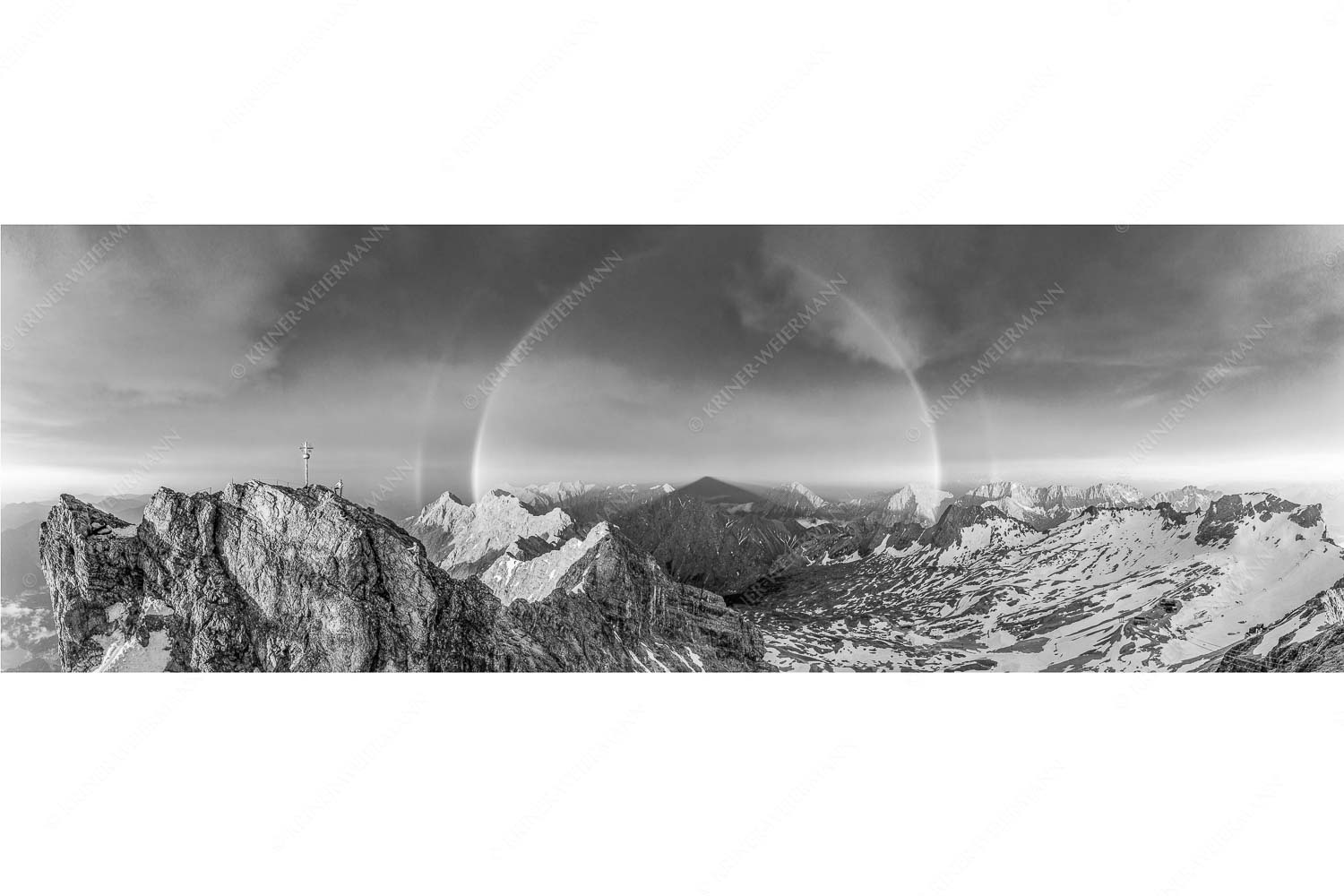 Magie – Seitenverhältnis 3:1 — Klettern an der Zugspitze Kletterer am Zugspitzgipfel. Blick über Gipfel und Jubiläumsgrat zur Alpspitze im Wettersteingebirge