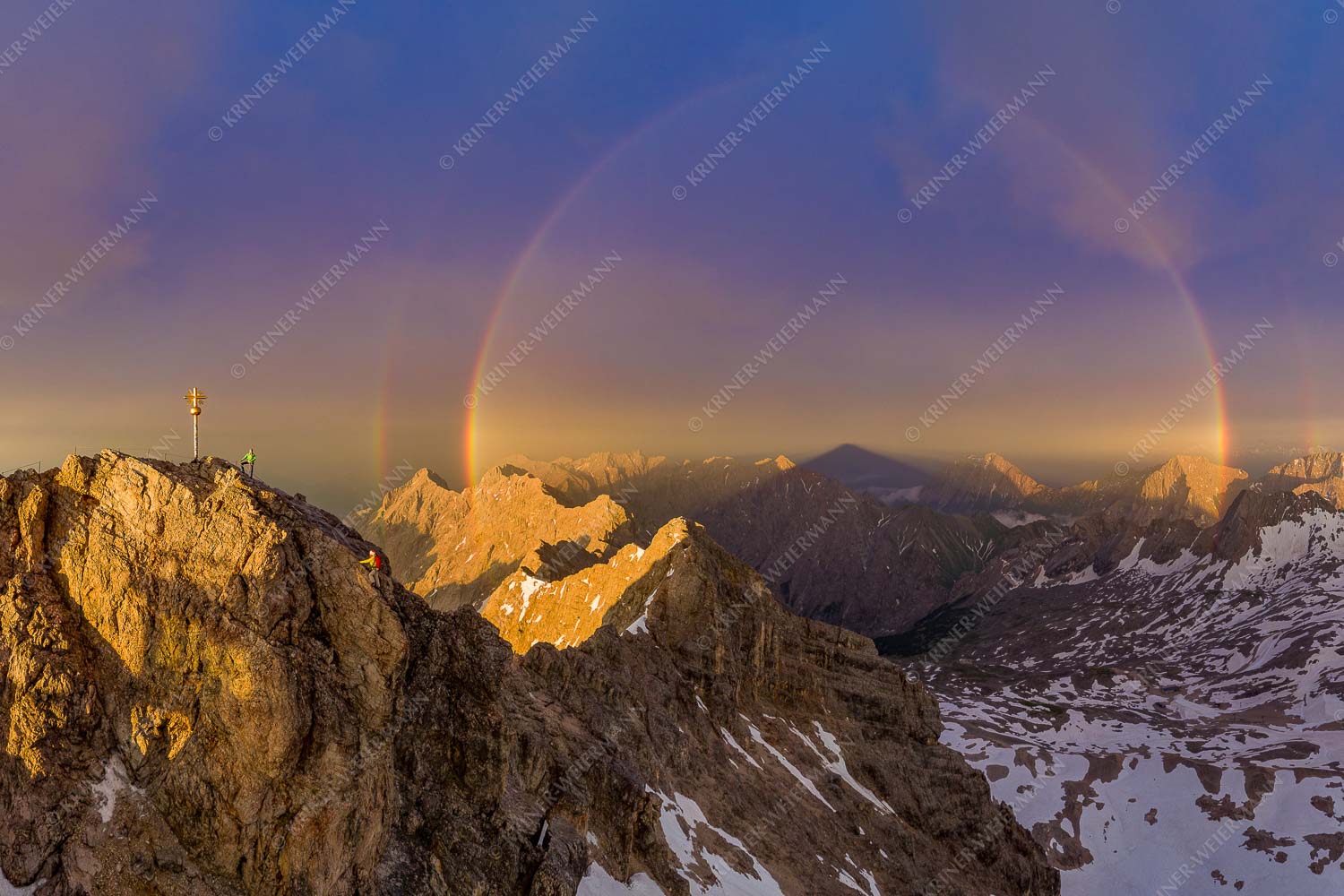 Magie – Seitenverhältnis 3:2 — Klettern an der Zugspitze Kletterer am Zugspitzgipfel. Blick über Gipfel und Jubiläumsgrat zur Alpspitze im Wettersteingebirge