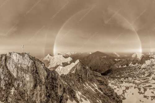 Kletterer am Zugspitzgipfel. Blick über Gipfel und Jubiläumsgrat zur Alpspitze im Wettersteingebirge - Magie - Seitenverhältnis 3:2 - Klettern an der Zugspitze - weitere Infos unter https://www.kriner-weiermann.de