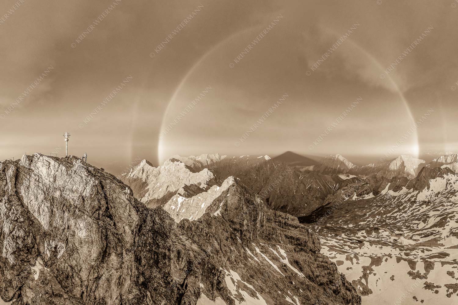 Kletterer am Zugspitzgipfel. Blick über Gipfel und Jubiläumsgrat zur Alpspitze im Wettersteingebirge
