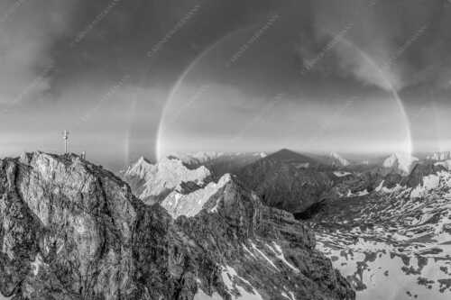 Kletterer am Zugspitzgipfel. Blick über Gipfel und Jubiläumsgrat zur Alpspitze im Wettersteingebirge - Magie - Seitenverhältnis 3:2 - Klettern an der Zugspitze - weitere Infos unter https://www.kriner-weiermann.de