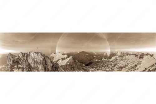 Kletterer am Zugspitzgipfel. Blick über Gipfel und Jubiläumsgrat zur Alpspitze im Wettersteingebirge - Magie - Seitenverhältnis 4:1 - Klettern an der Zugspitze - weitere Infos unter https://www.kriner-weiermann.de
