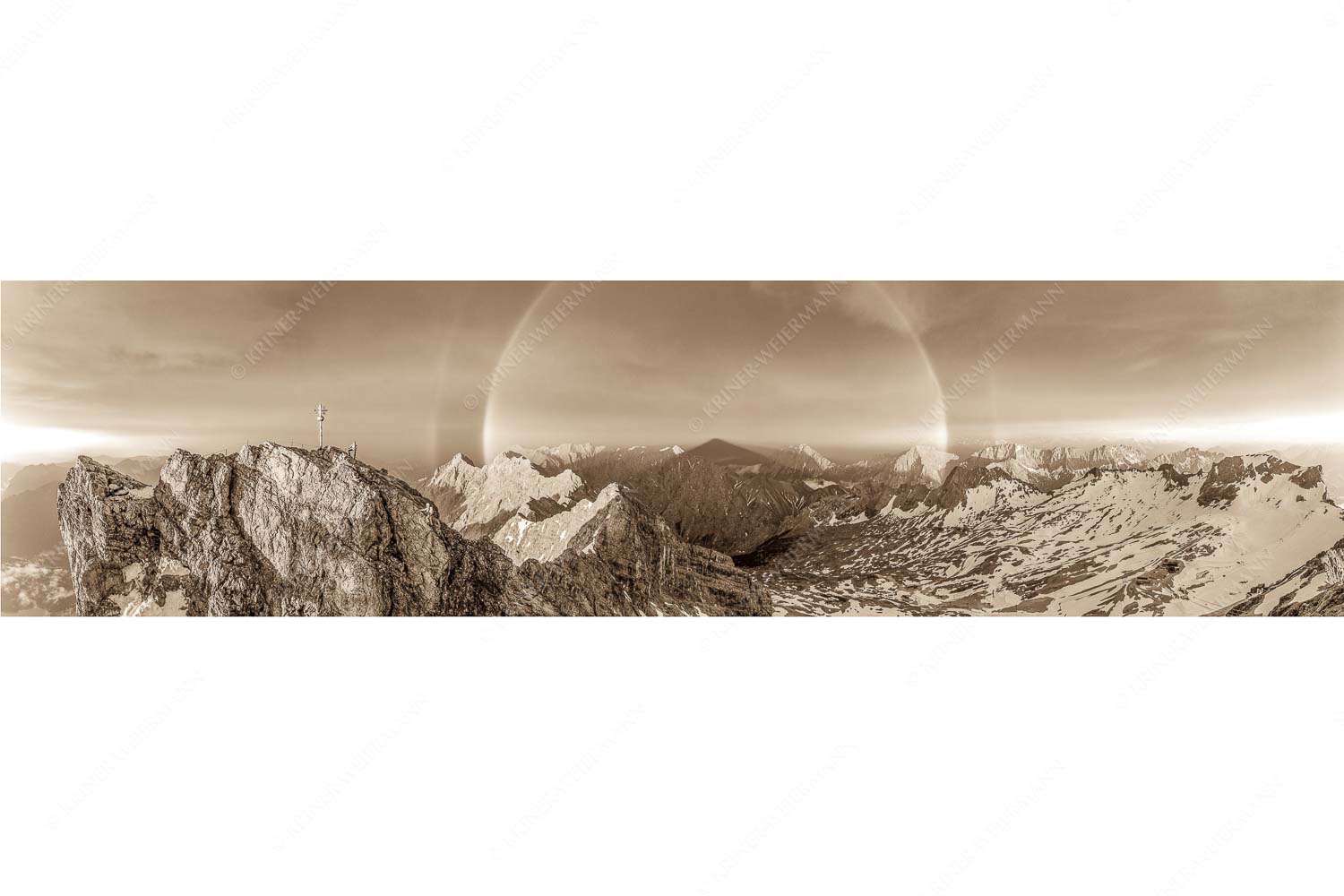 Kletterer am Zugspitzgipfel. Blick über Gipfel und Jubiläumsgrat zur Alpspitze im Wettersteingebirge