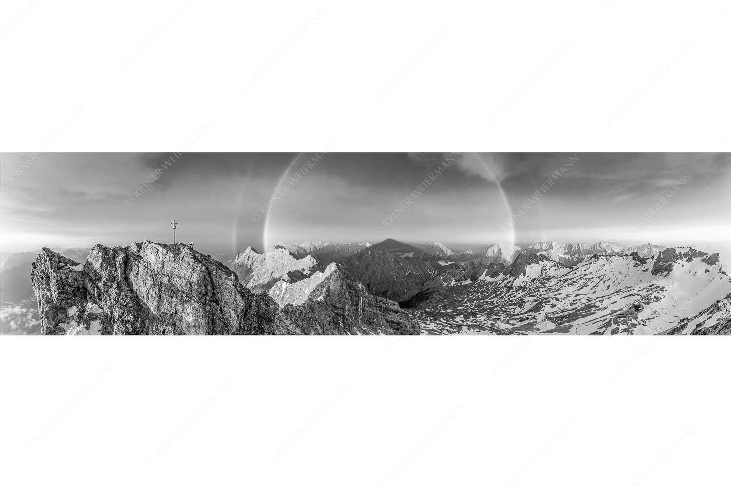 Magie – Seitenverhältnis 4:1 — Klettern an der Zugspitze Kletterer am Zugspitzgipfel. Blick über Gipfel und Jubiläumsgrat zur Alpspitze im Wettersteingebirge