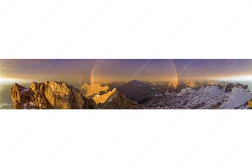 Kletterer am Zugspitzgipfel. Blick über Gipfel und Jubiläumsgrat zur Alpspitze im Wettersteingebirge - Magie - Seitenverhältnis 5:1 - Klettern an der Zugspitze - weitere Infos unter https://www.kriner-weiermann.de