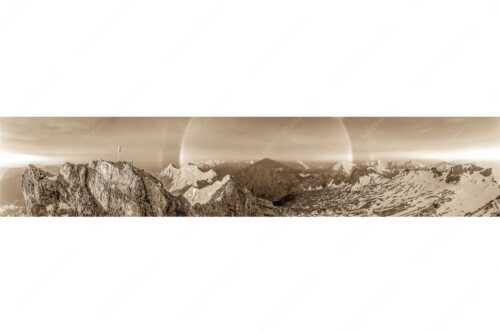 Kletterer am Zugspitzgipfel. Blick über Gipfel und Jubiläumsgrat zur Alpspitze im Wettersteingebirge - Magie - Seitenverhältnis 5:1 - Klettern an der Zugspitze - weitere Infos unter https://www.kriner-weiermann.de