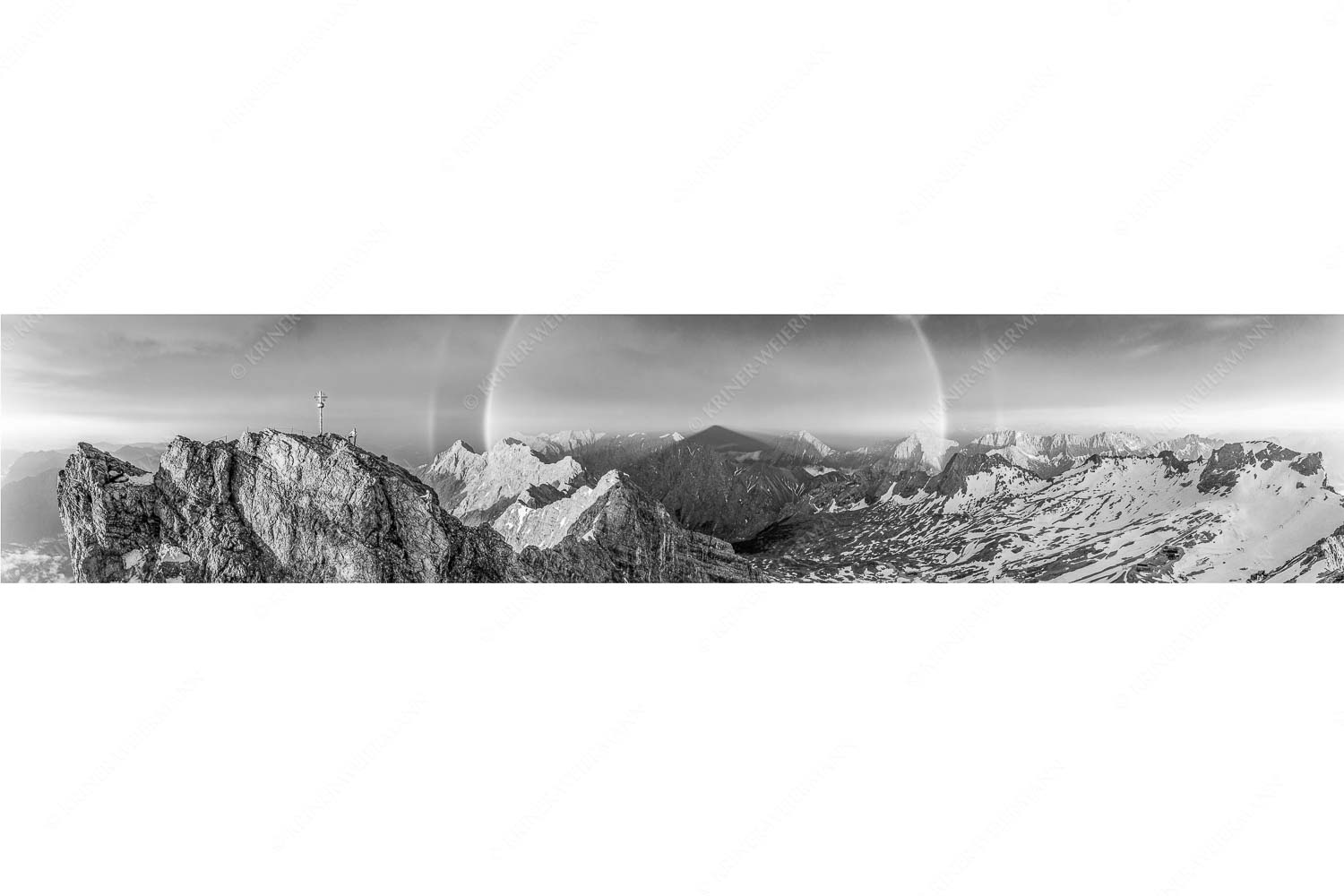 Magie – Seitenverhältnis 5:1 — Klettern an der Zugspitze Kletterer am Zugspitzgipfel. Blick über Gipfel und Jubiläumsgrat zur Alpspitze im Wettersteingebirge