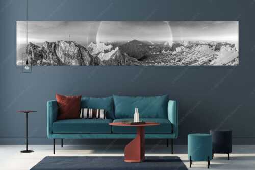 Kletterer am Zugspitzgipfel. Blick über Gipfel und Jubiläumsgrat zur Alpspitze im Wettersteingebirge - Magie - Größe ca. 350x70cm, Seitenverhältnis 5:1 - Klettern an der Zugspitze - weitere Infos unter https://www.kriner-weiermann.de