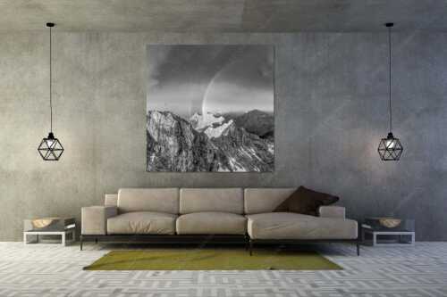 Kletterer am Zugspitzgipfel. Blick über Gipfel und Jubiläumsgrat zur Alpspitze im Wettersteingebirge - Magie - Größe ca. 160x160cm, Seitenverhältnis 1:1 - Klettern an der Zugspitze - weitere Infos unter https://www.kriner-weiermann.de