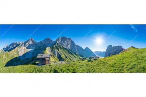 Bergschafe an der Erinnerungshütte am Scharnitzjoch im Wettersteingebirge - Malerische Sommerweide - Seitenverhältnis 3:1 - Schafe Erinnerungshütte Wetterstein - weitere Infos unter https://www.kriner-weiermann.de