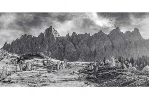 Blick über die Ladizalm zur Lalidererspitze im Karwendelgebirge - Malerisches Karwendel - Seitenverhältnis 2:1 - Ladizalm im Karwendel - weitere Infos unter https://www.kriner-weiermann.de