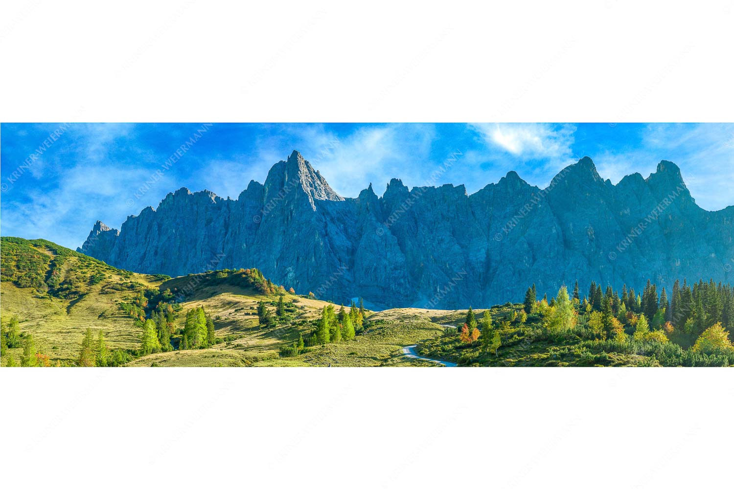 Blick über die Ladizalm zur Lalidererspitze im Karwendelgebirge