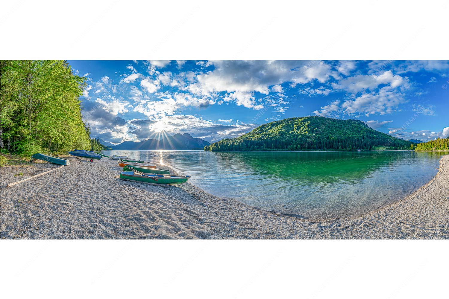 Mediterran – Seitenverhältnis 2,5:1 — Fischerboote am Walchensee Südliches Flair verbreitet sich bei einer Abendstimmung am Walchenseeufer bei Niedernach