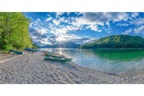 Südliches Flair verbreitet sich bei einer Abendstimmung am Walchenseeufer bei Niedernach - Mediterran - Seitenverhältnis 2:1 - Fischerboote am Walchensee - weitere Infos unter https://www.kriner-weiermann.de
