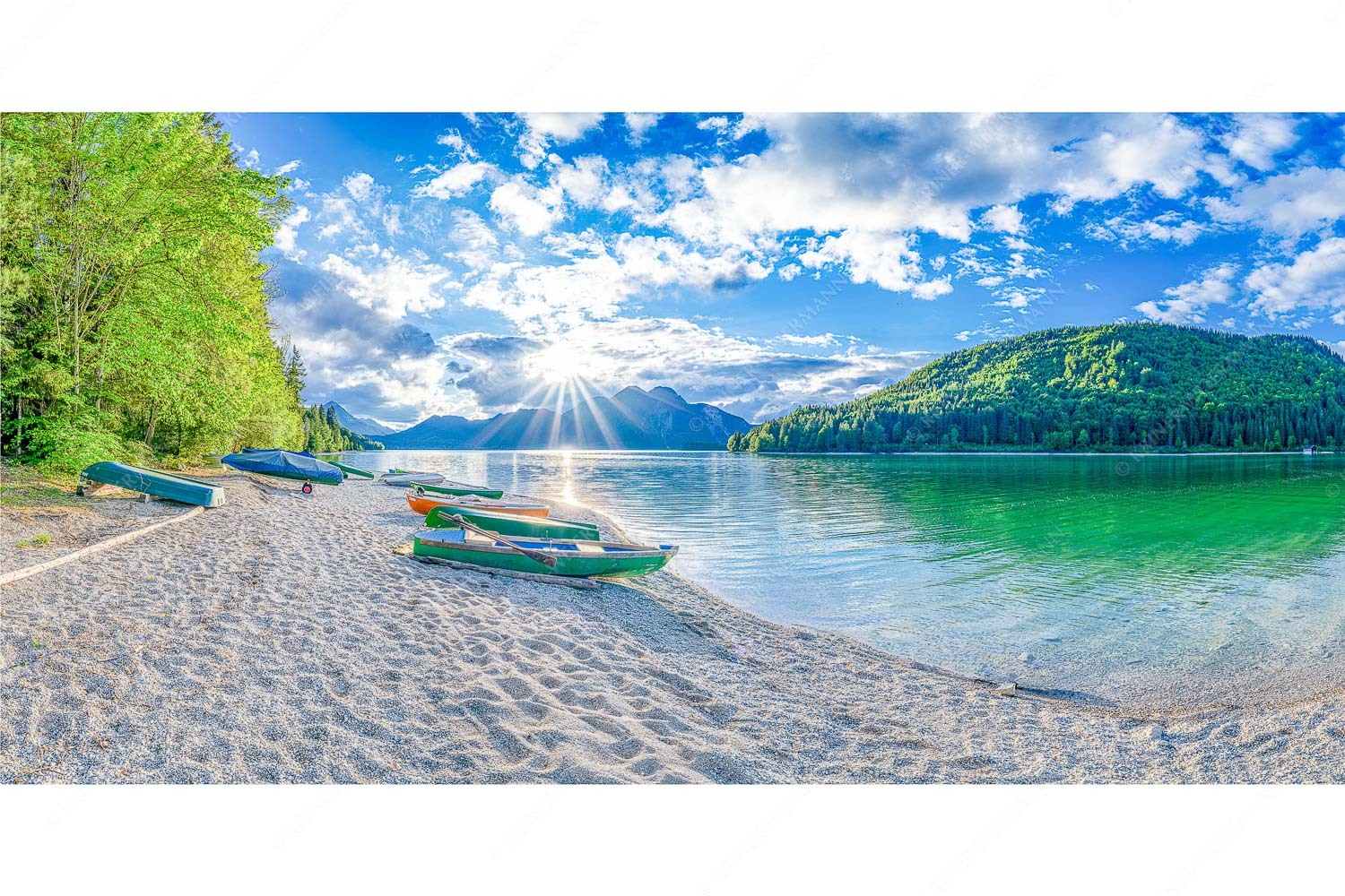 Mediterran – Seitenverhältnis 2:1 — Fischerboote am Walchensee Walchenseeufer bei Niedernach
