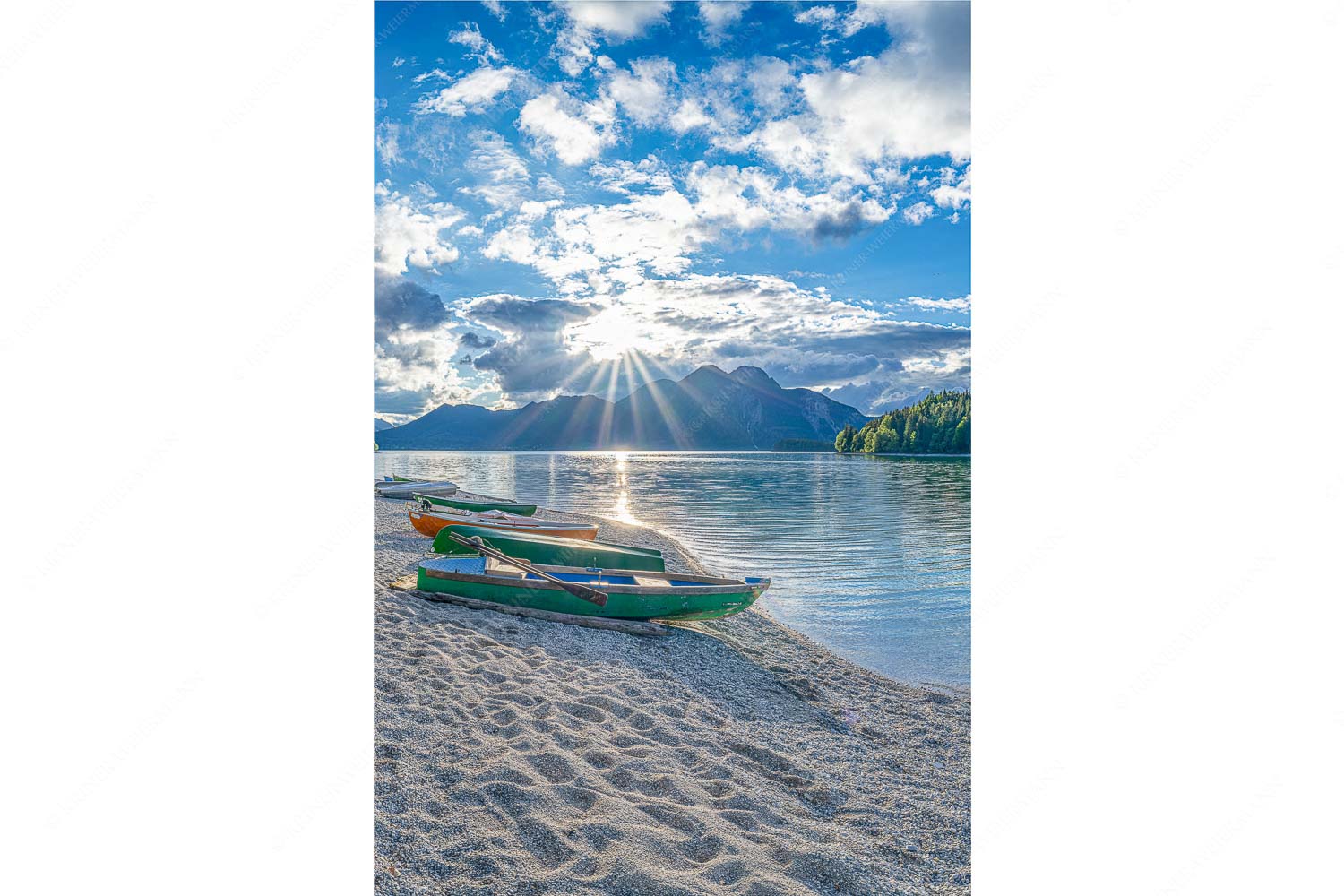 Mediterran – Seitenverhältnis 2:3 — Fischerboote am Walchensee Südliches Flair verbreitet sich bei einer Abendstimmung am Walchenseeufer bei Niedernach