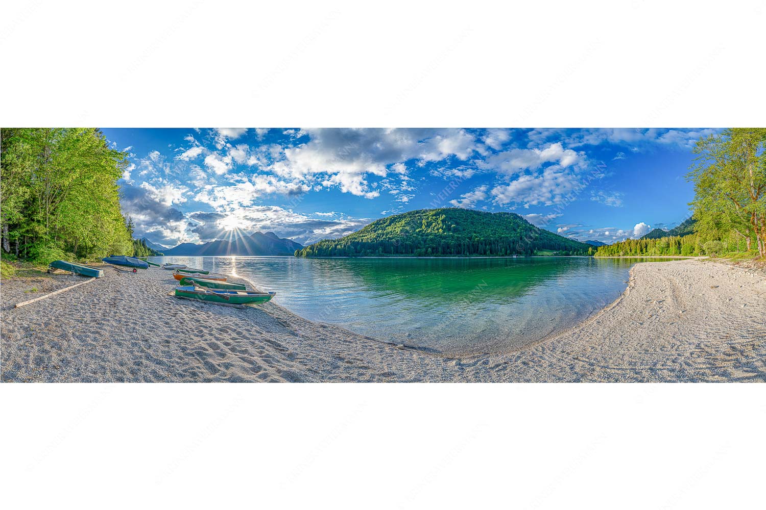 Mediterran – Seitenverhältnis 3:1 — Fischerboote am Walchensee Südliches Flair verbreitet sich bei einer Abendstimmung am Walchenseeufer bei Niedernach