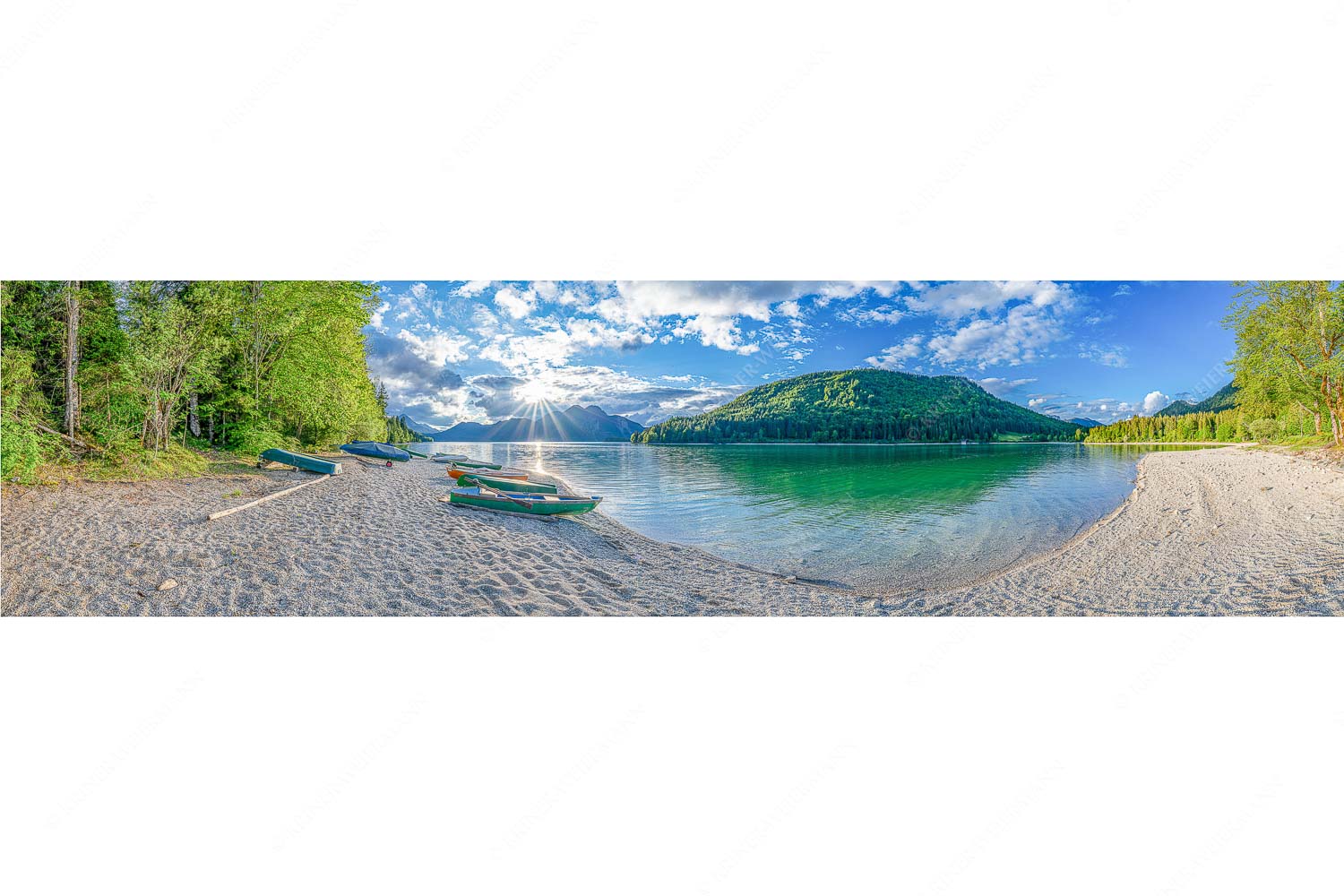 Mediterran – Seitenverhältnis 4:1 — Fischerboote am Walchensee Südliches Flair verbreitet sich bei einer Abendstimmung am Walchenseeufer bei Niedernach