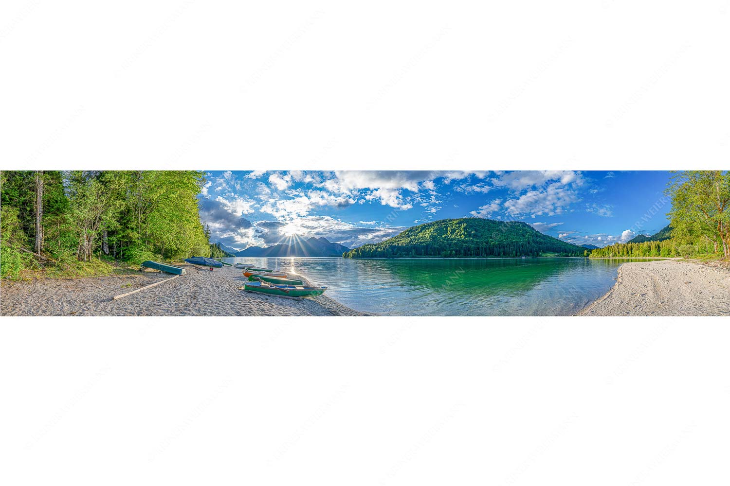 Mediterran – Seitenverhältnis 5:1 — Fischerboote am Walchensee Südliches Flair verbreitet sich bei einer Abendstimmung am Walchenseeufer bei Niedernach