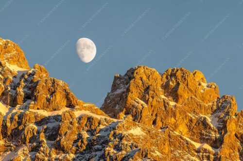 Mondaufgang an der Sulzleklammspitze im Karwendelgebirge - Mondzauber - Seitenverhältnis 3:2 - Mittenwalder Höhenweg Winter - weitere Infos unter https://www.kriner-weiermann.de