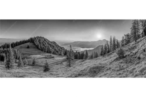 Herrlicher Sonnenaufgang auf der Kaseralm mit Blick auf den Kochelsee - Morgensymphonie - Seitenverhältnis 2,5:1 - Kaseralm unter Heimgarten - weitere Infos unter https://www.kriner-weiermann.de