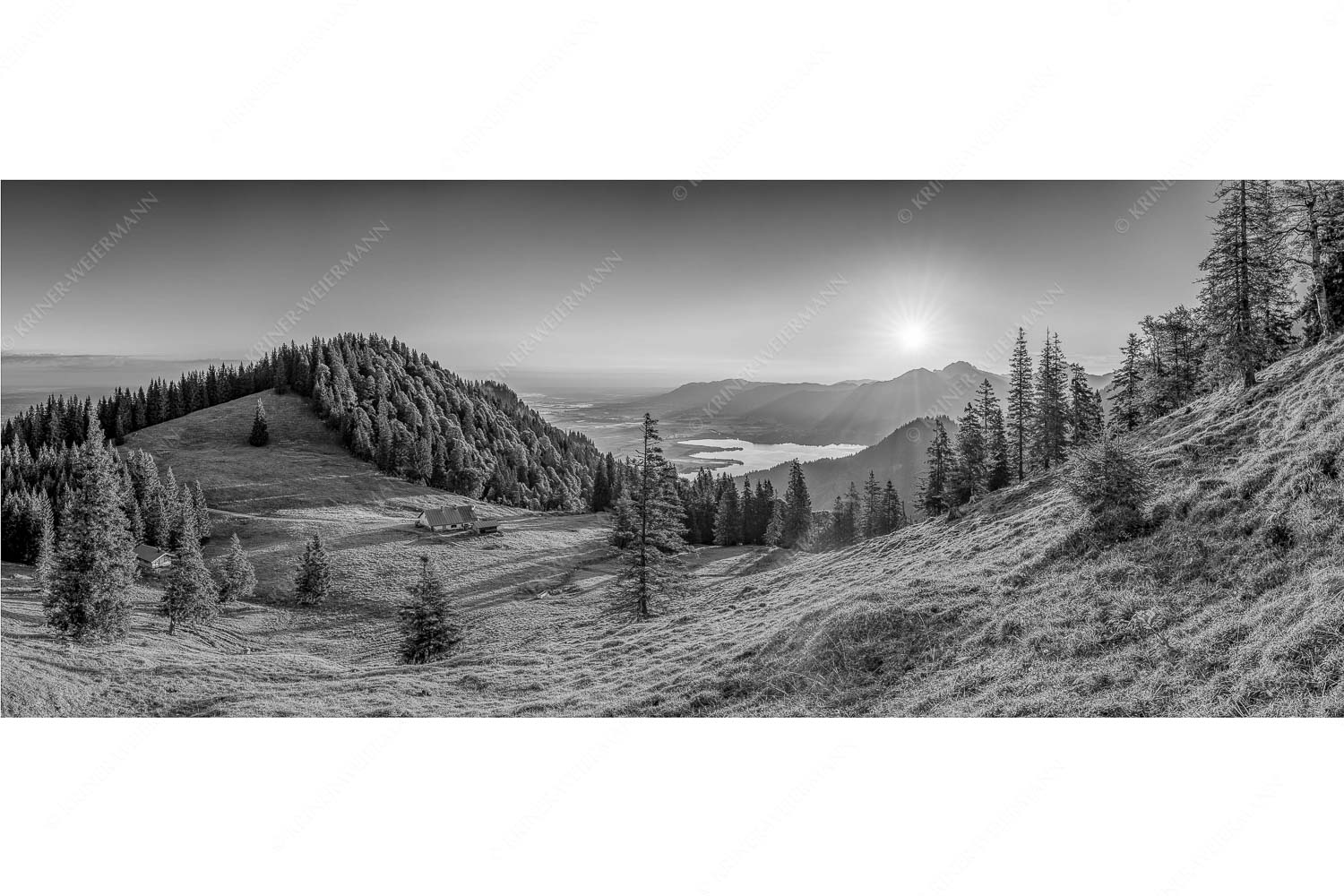 Morgensymphonie – Seitenverhältnis 2,5:1 — Kaseralm unter Heimgarten Herrlicher Sonnenaufgang auf der Kaseralm mit Blick auf den Kochelsee