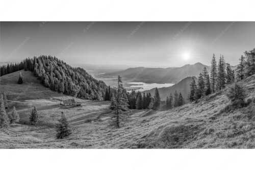 Herrlicher Sonnenaufgang auf der Kaseralm mit Blick auf den Kochelsee - Morgensymphonie - Seitenverhältnis 2:1 - Kaseralm unter Heimgarten - weitere Infos unter https://www.kriner-weiermann.de
