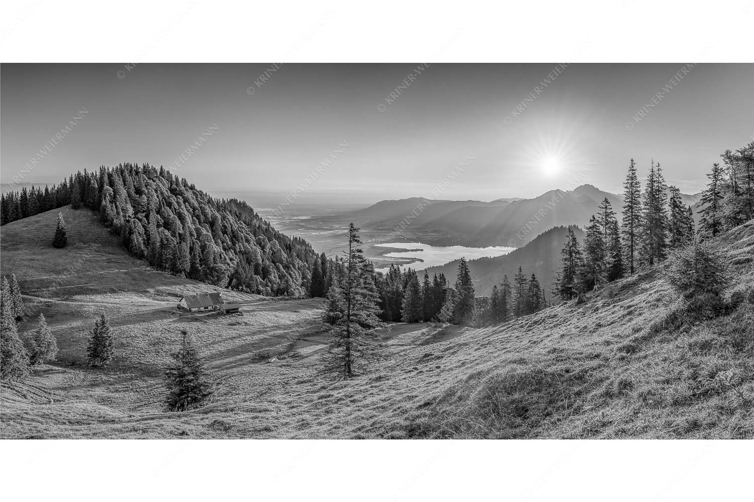 Herrlicher Sonnenaufgang auf der Kaseralm mit Blick auf den Kochelsee