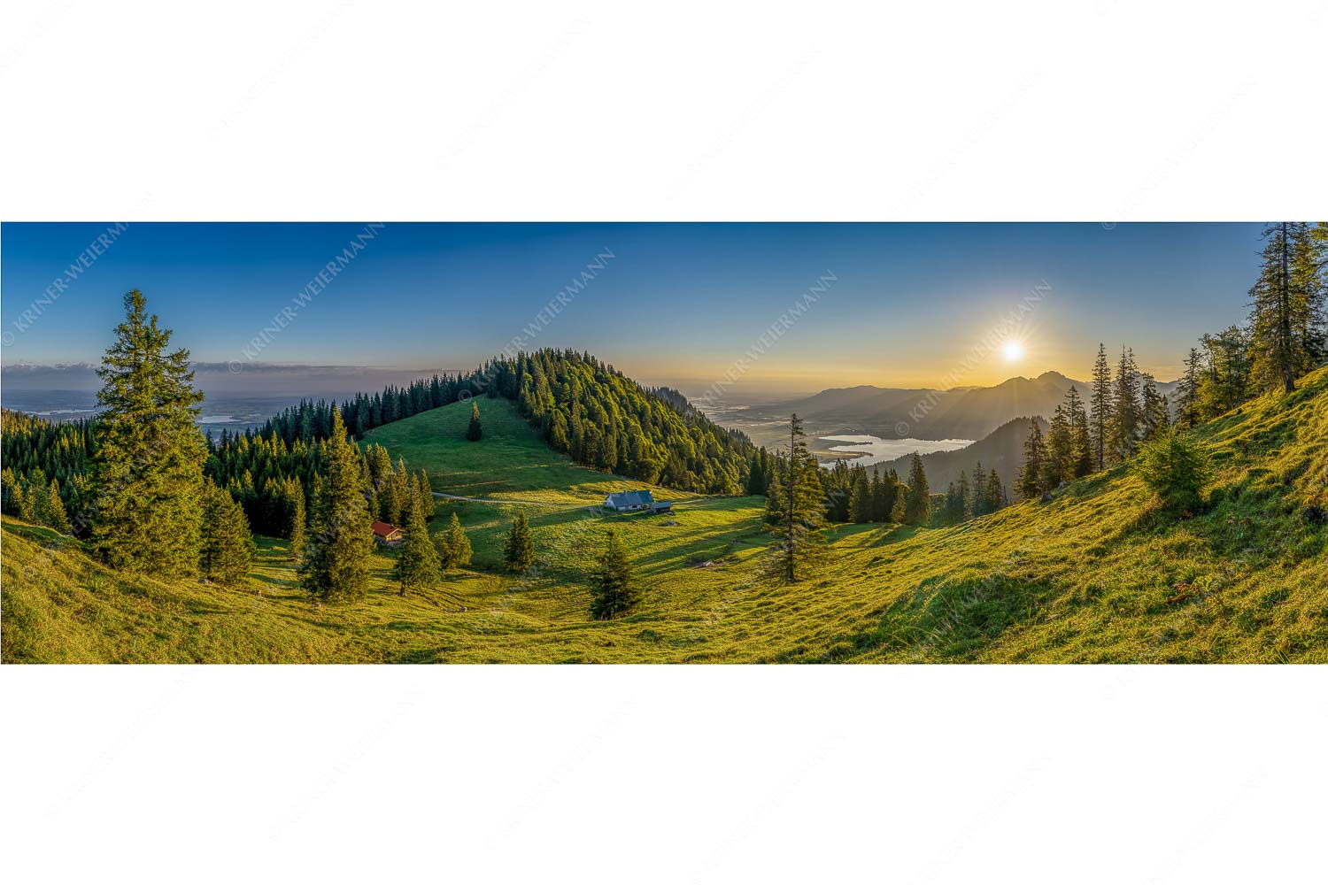 Herrlicher Sonnenaufgang auf der Kaseralm mit Blick auf den Kochelsee