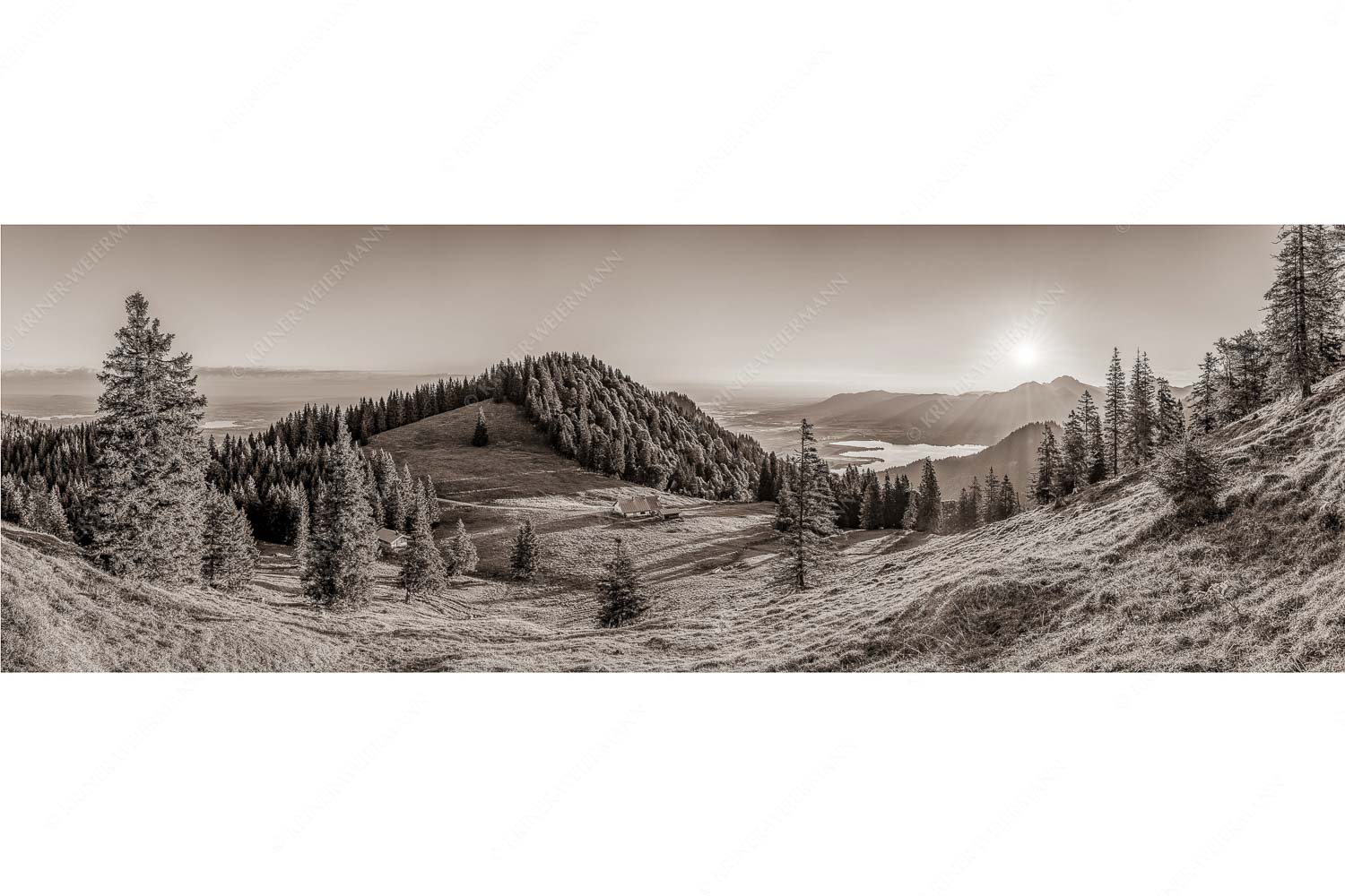 Morgensymphonie – Seitenverhältnis 3:1 — Kaseralm unter Heimgarten Herrlicher Sonnenaufgang auf der Kaseralm mit Blick auf den Kochelsee