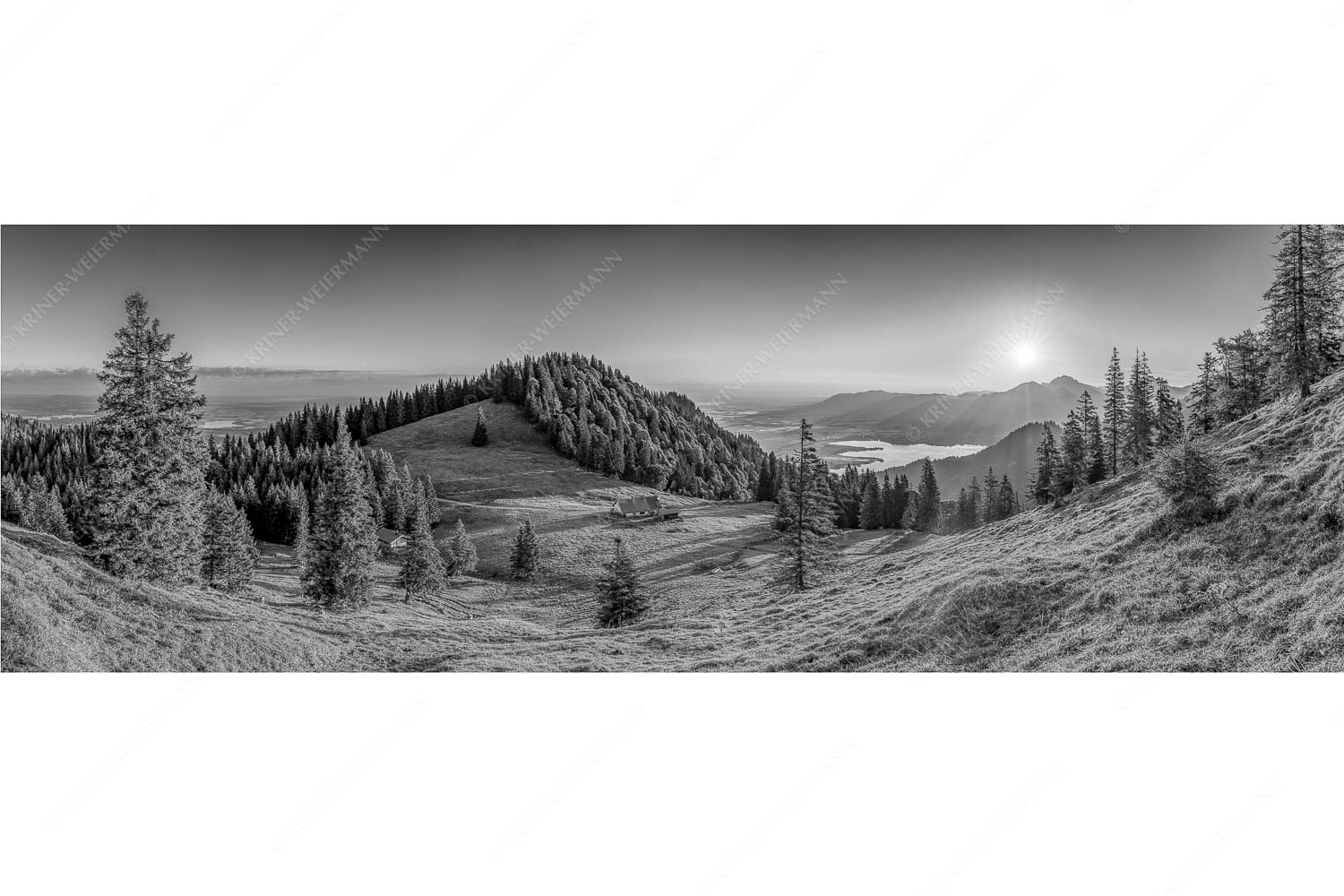 Morgensymphonie – Seitenverhältnis 3:1 — Kaseralm unter Heimgarten Herrlicher Sonnenaufgang auf der Kaseralm mit Blick auf den Kochelsee