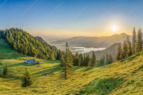 Herrlicher Sonnenaufgang auf der Kaseralm mit Blick auf den Kochelsee - Morgensymphonie - Seitenverhältnis 3:2 - Kaseralm unter Heimgarten - weitere Infos unter https://www.kriner-weiermann.de