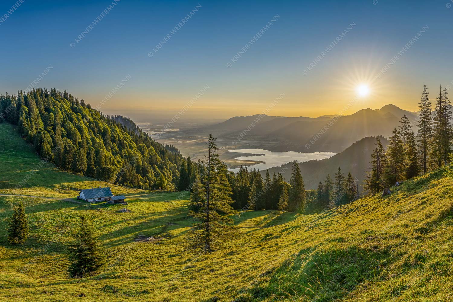 Herrlicher Sonnenaufgang auf der Kaseralm mit Blick auf den Kochelsee