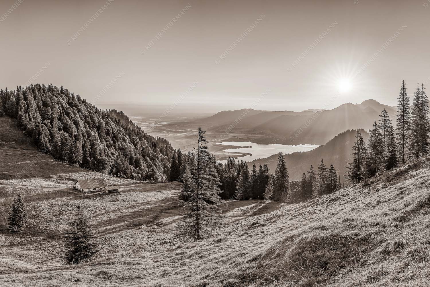 Morgensymphonie – Seitenverhältnis 3:2 — Kaseralm unter Heimgarten Herrlicher Sonnenaufgang auf der Kaseralm mit Blick auf den Kochelsee