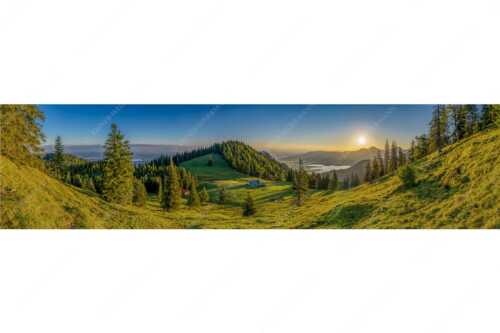 Herrlicher Sonnenaufgang auf der Kaseralm mit Blick auf den Kochelsee - Morgensymphonie - Seitenverhältnis 4:1 - Kaseralm unter Heimgarten - weitere Infos unter https://www.kriner-weiermann.de