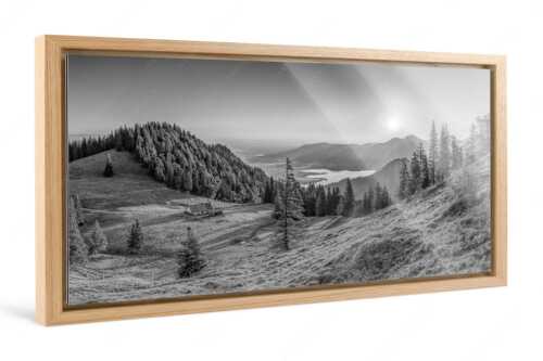 Herrlicher Sonnenaufgang auf der Kaseralm mit Blick auf den Kochelsee - Morgensymphonie - Foto im Schattenfugen-Rahmen - Kaseralm unter Heimgarten - weitere Infos unter https://www.kriner-weiermann.de