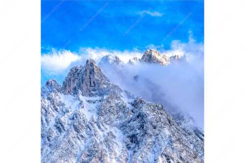 Blick von Mittenwald auf Viererspitze, Karwendelköpfe und Koflerturm im Nebel - Nebelreissen am Kofler - Seitenverhältnis 1:1 - Viererspitze bei Mittenwald - weitere Infos unter https://www.kriner-weiermann.de