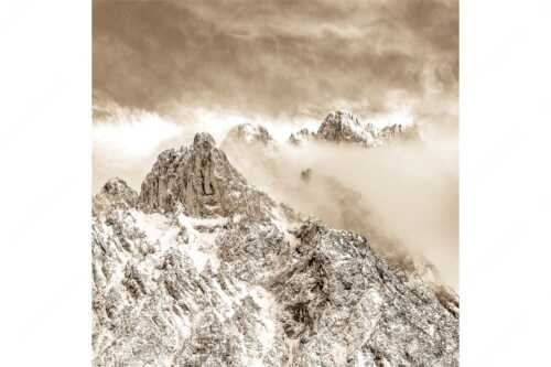 Blick von Mittenwald auf Viererspitze, Karwendelköpfe und Koflerturm im Nebel - Nebelreissen am Kofler - Seitenverhältnis 1:1 - Viererspitze bei Mittenwald - weitere Infos unter https://www.kriner-weiermann.de