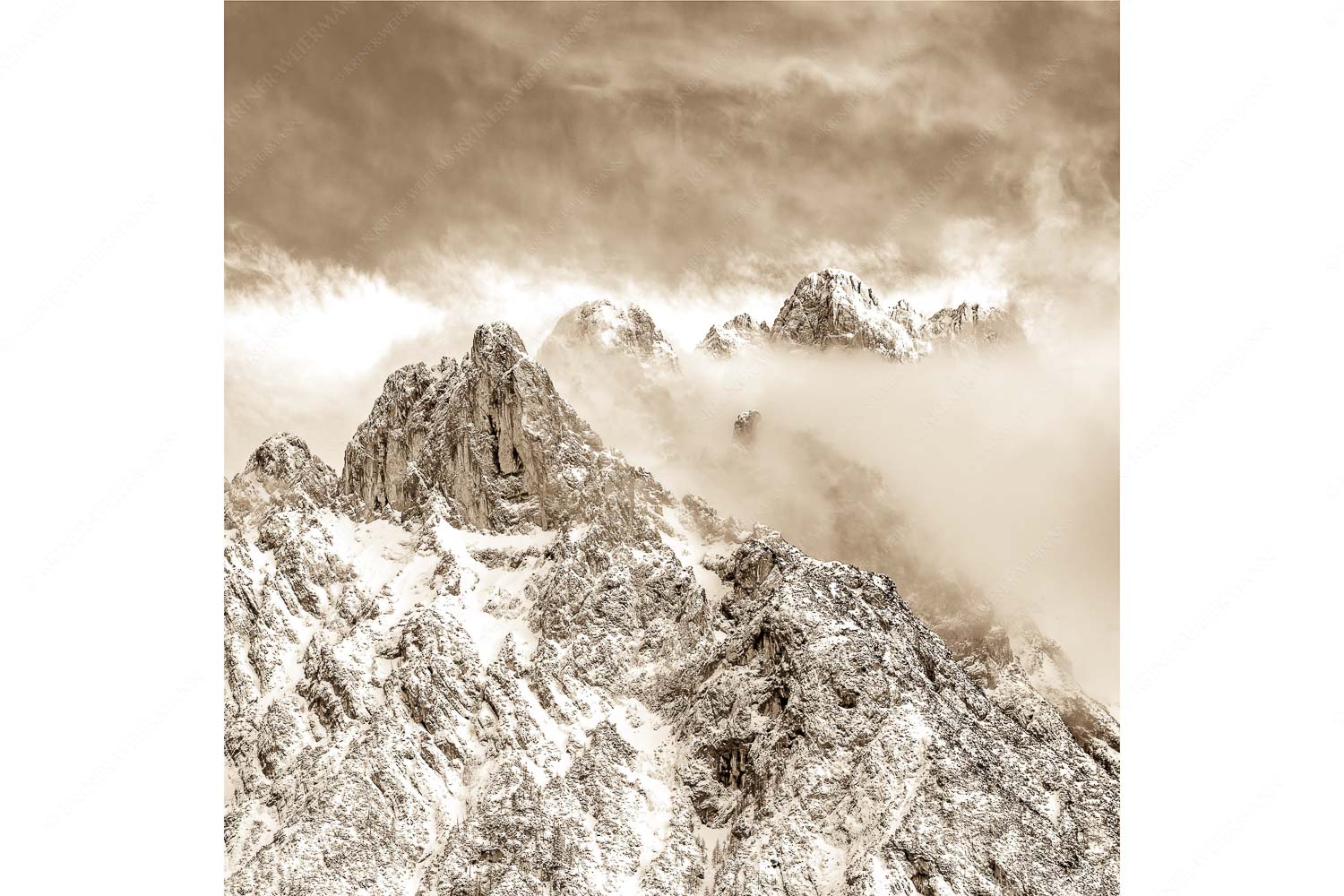 Nebelreissen am Kofler – Seitenverhältnis 1:1 — Viererspitze bei Mittenwald Blick von Mittenwald auf Viererspitze, Karwendelköpfe und Koflerturm im Nebel