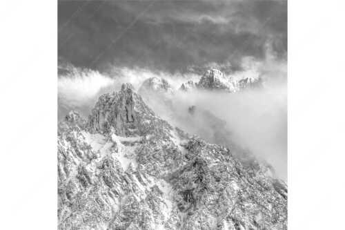 Blick von Mittenwald auf Viererspitze, Karwendelköpfe und Koflerturm im Nebel - Nebelreissen am Kofler - Seitenverhältnis 1:1 - Viererspitze bei Mittenwald - weitere Infos unter https://www.kriner-weiermann.de
