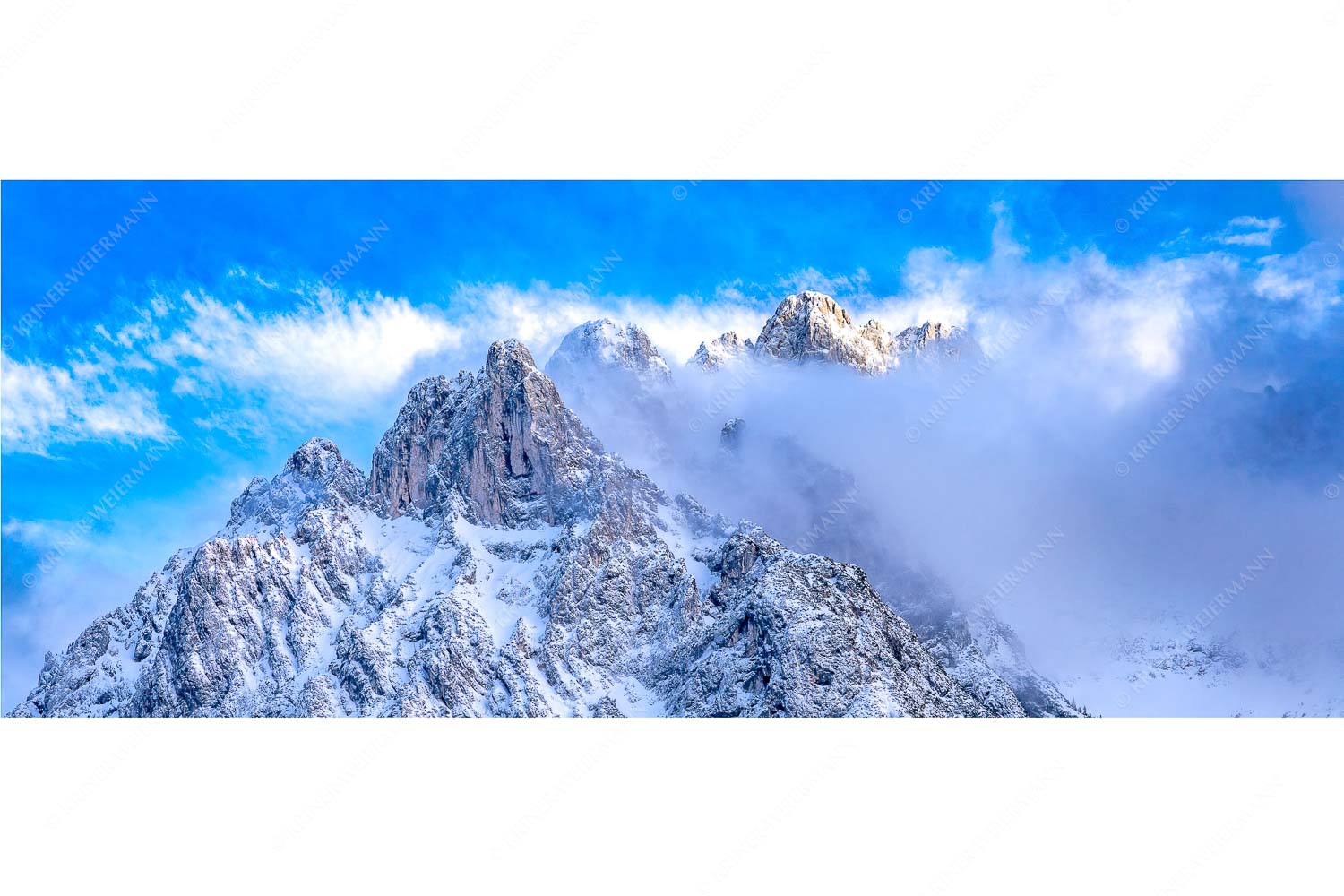 Nebelreissen am Kofler – Seitenverhältnis 2,5:1 — Viererspitze bei Mittenwald Blick von Mittenwald auf Viererspitze, Karwendelköpfe und Koflerturm im Nebel