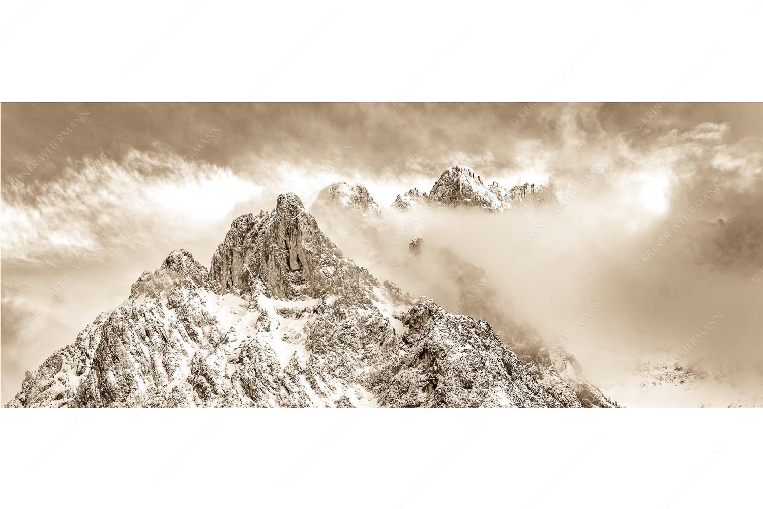 Blick von Mittenwald auf Viererspitze, Karwendelköpfe und Koflerturm im Nebel