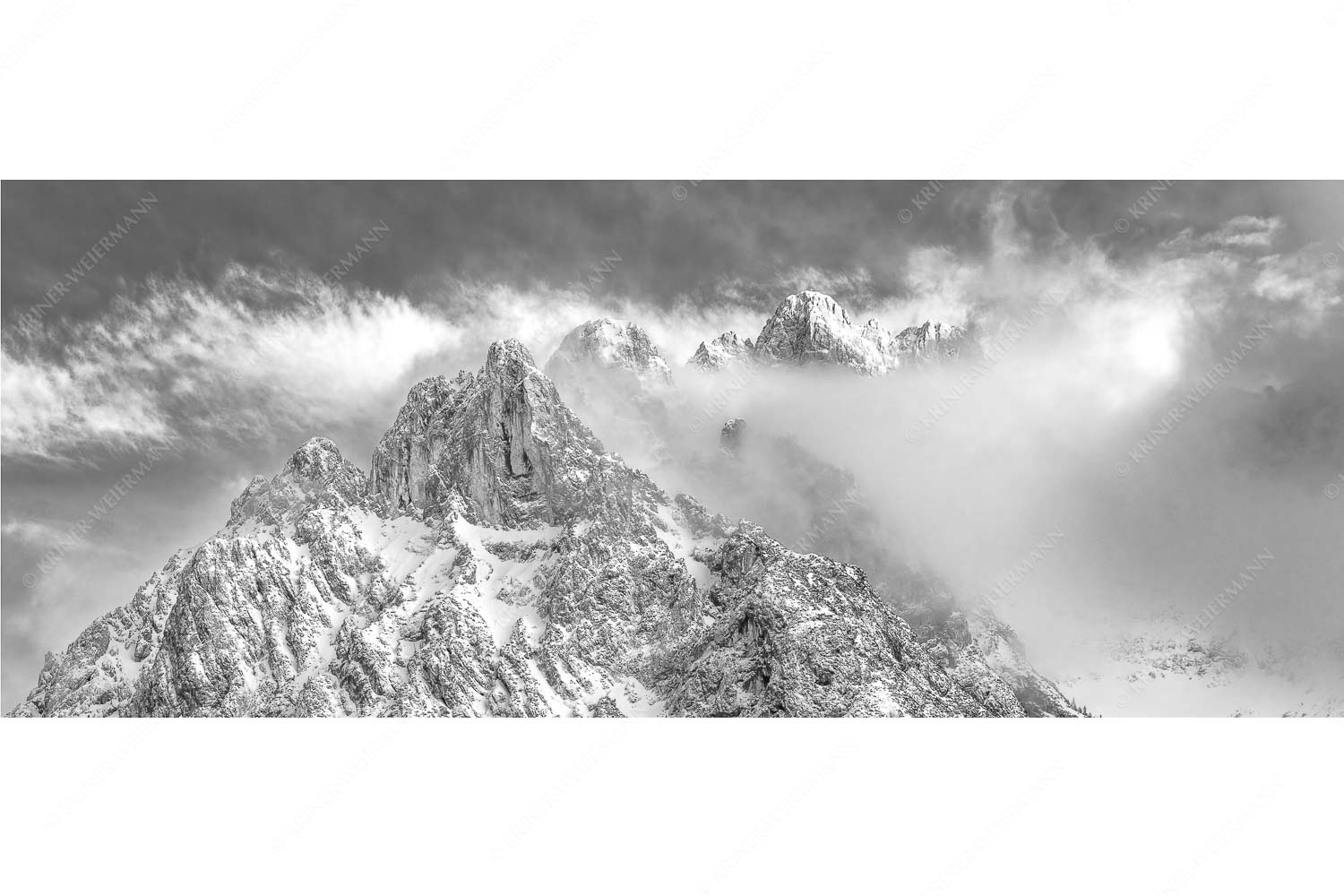 Nebelreissen am Kofler – Seitenverhältnis 2,5:1 — Viererspitze bei Mittenwald Blick von Mittenwald auf Viererspitze, Karwendelköpfe und Koflerturm im Nebel