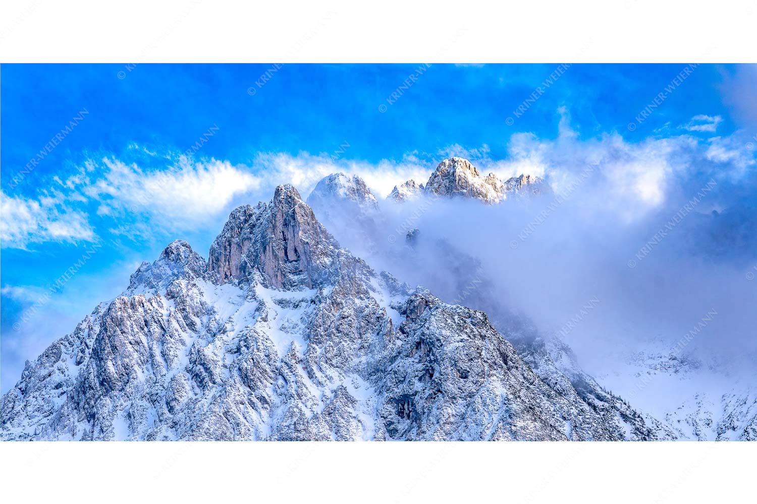 Nebelreissen am Kofler – Seitenverhältnis 2:1 — Viererspitze bei Mittenwald Blick von Mittenwald auf Viererspitze, Karwendelköpfe und Koflerturm im Nebel