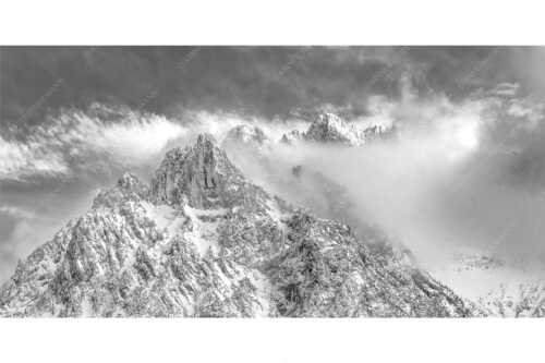 Blick von Mittenwald auf Viererspitze, Karwendelköpfe und Koflerturm im Nebel - Nebelreissen am Kofler - Seitenverhältnis 2:1 - Viererspitze bei Mittenwald - weitere Infos unter https://www.kriner-weiermann.de