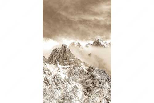 Blick von Mittenwald auf Viererspitze, Karwendelköpfe und Koflerturm im Nebel - Nebelreissen am Kofler - Seitenverhältnis 2:3 - Viererspitze bei Mittenwald - weitere Infos unter https://www.kriner-weiermann.de